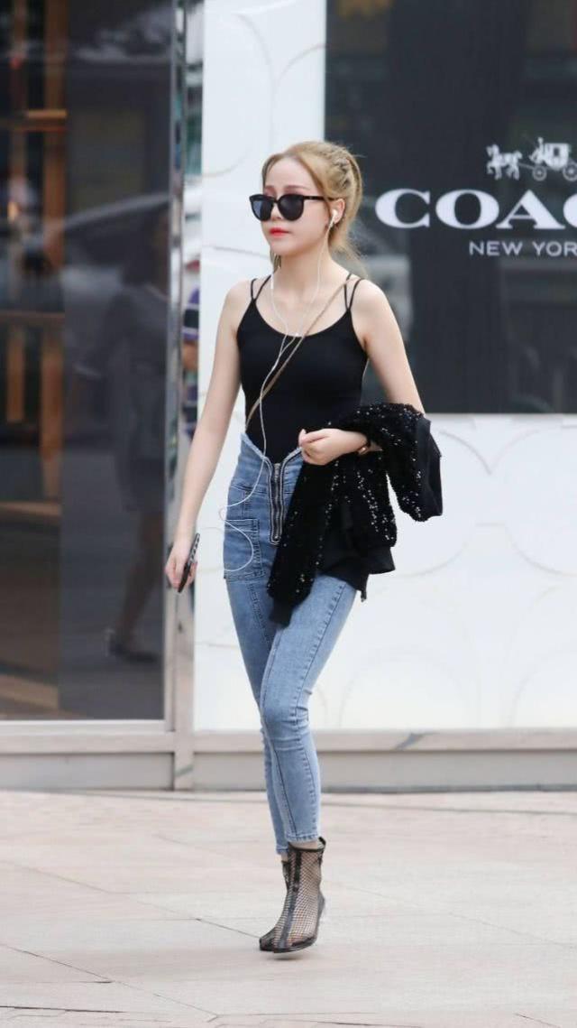 街拍:白色皮毛大衣搭鱼尾裙,身材好穿衣有品,彰显高贵典雅气质