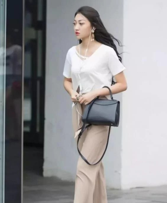 魅力|街拍身材娇小的美女,水汪汪的大眼睛很显魅力