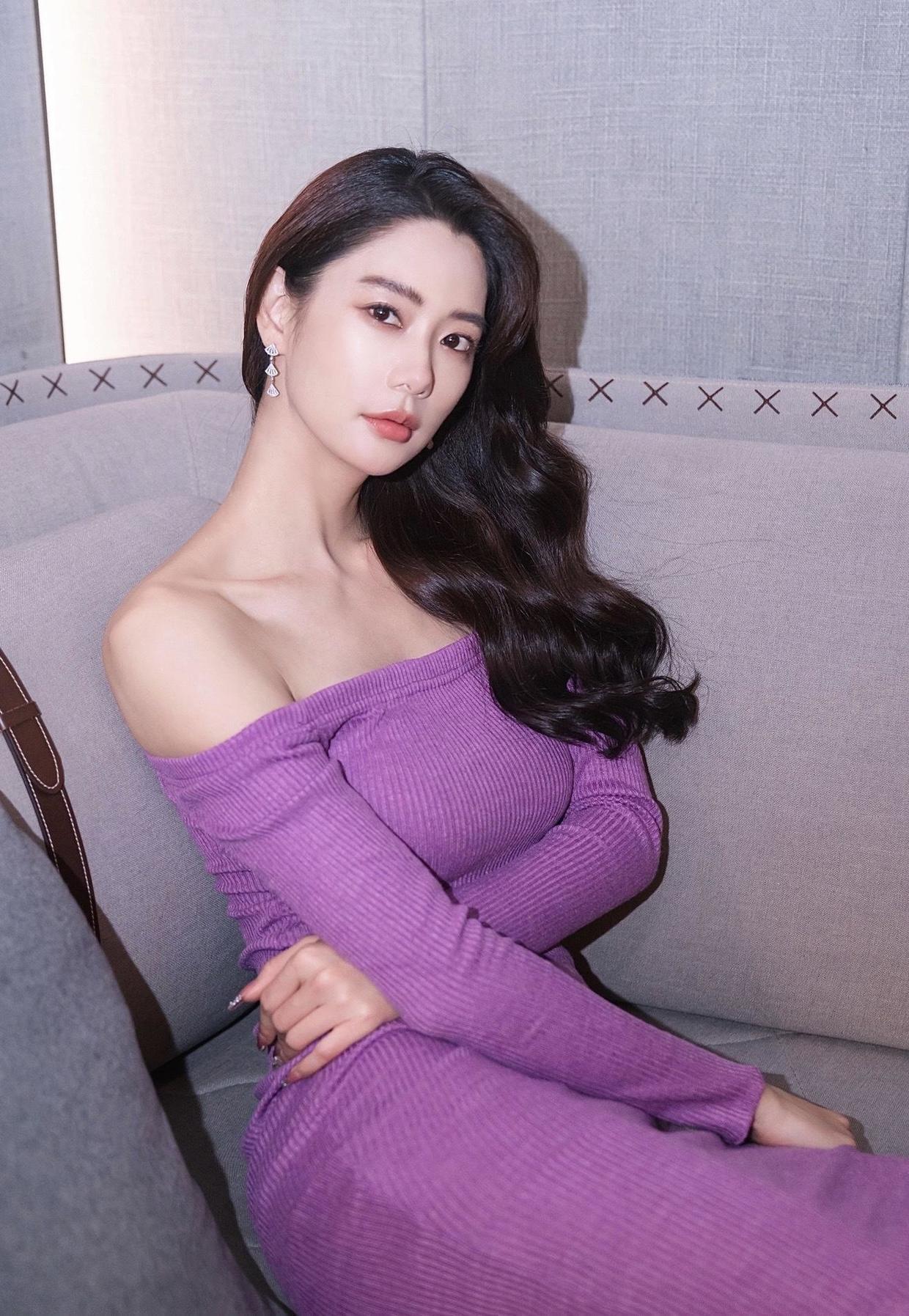 长腿|克拉拉不愧是“亚洲第一美女”,穿拼接风衣出镜,一双长腿太吸睛