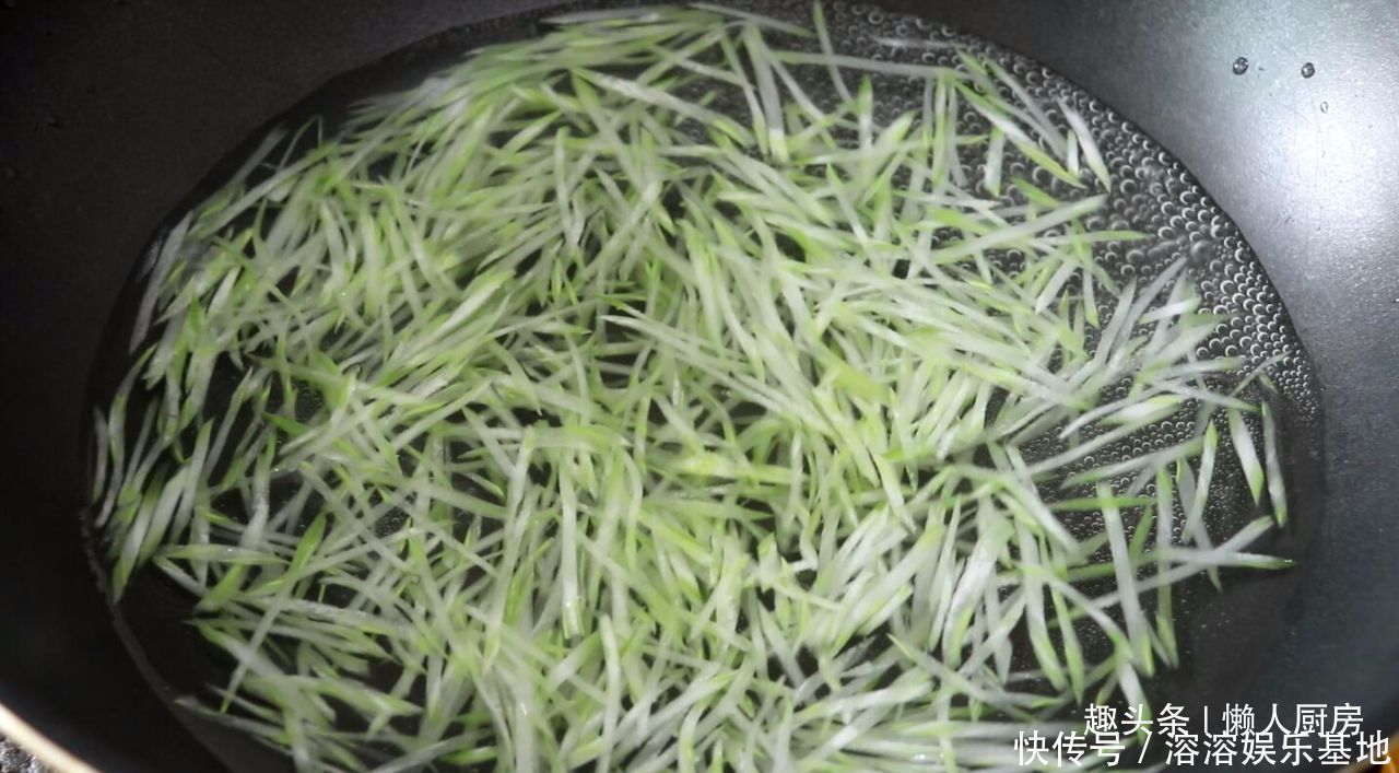 凉拌|夏天最爱吃的凉拌菜,2根芹菜,一点大蛏王,教你做一盘凉拌蛏子