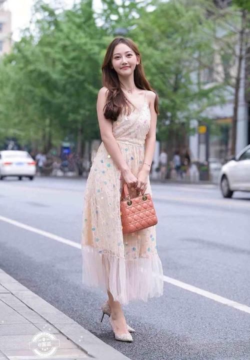 女人 美丽十足的连衣裙穿搭端庄有气质，展现女人的娇美，唯美俏皮