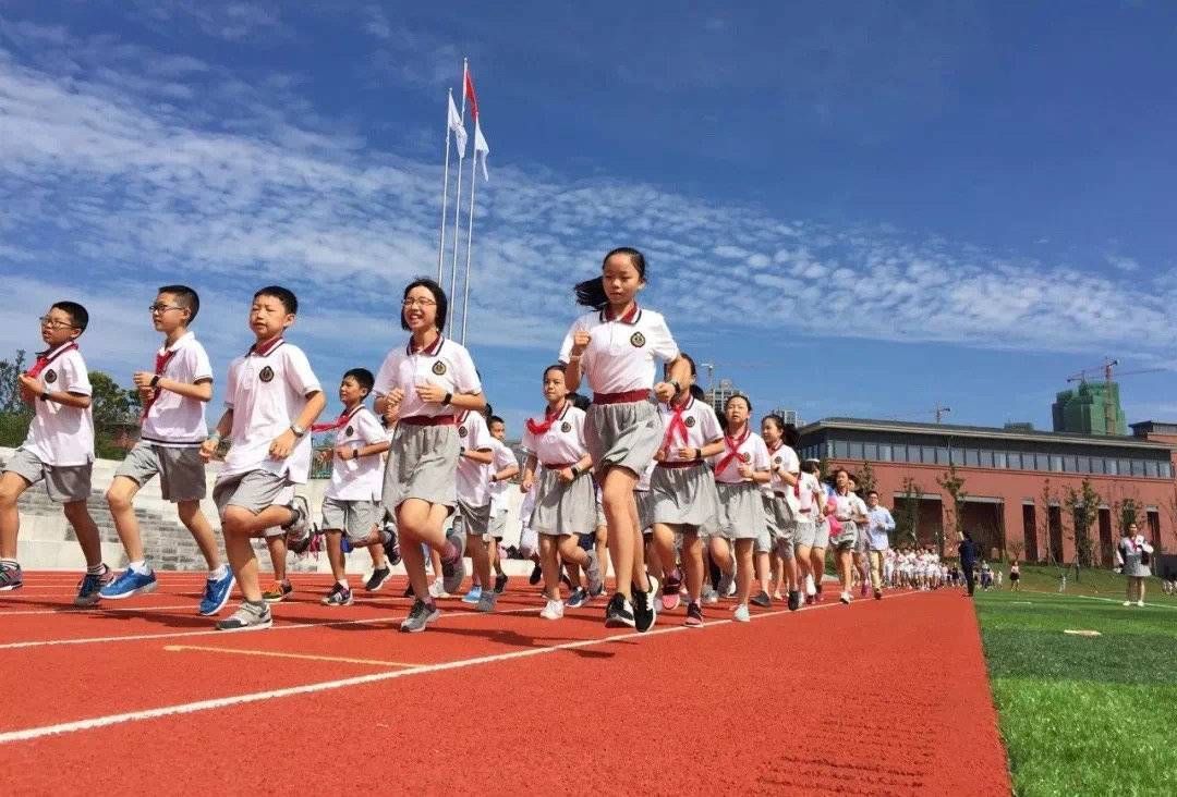 孩子们|校长来了｜天府七中校长陈刚：深耕教育40载，坚持体育是学校第一学科