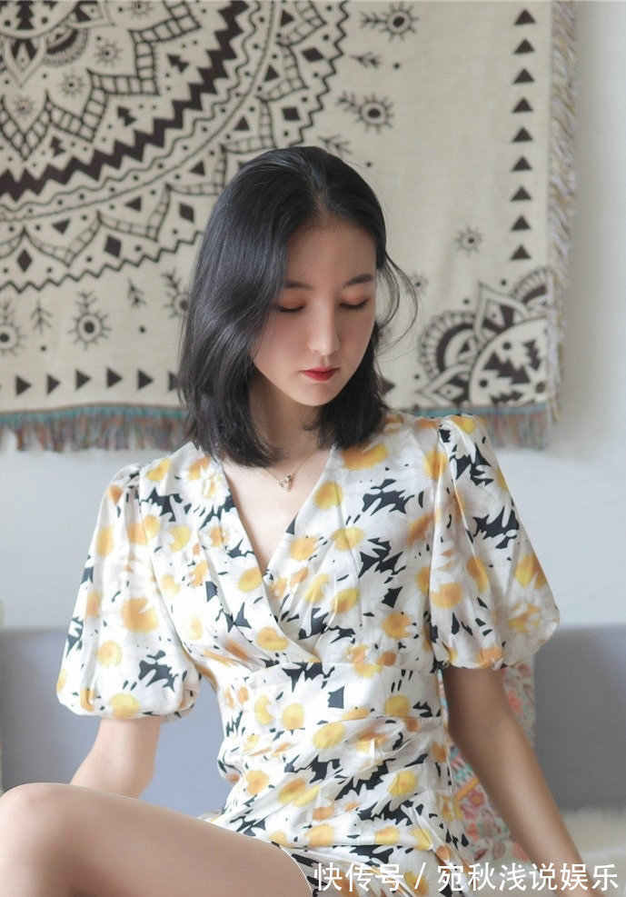 礼服 小姐姐身穿的礼服很吸睛时尚,作为日常的通勤穿搭,绝对漂亮动人