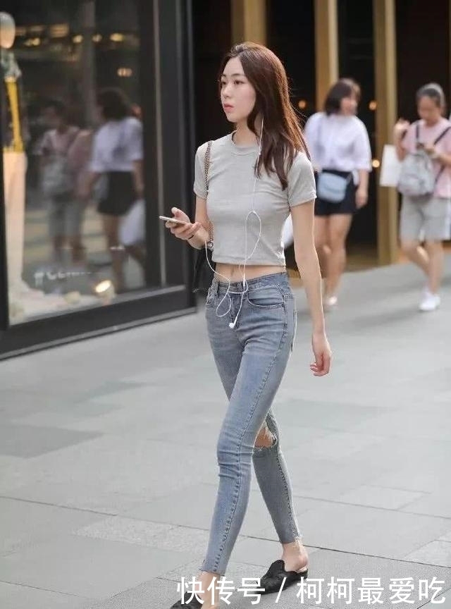 街拍女神:白色T恤搭配牛热裤,给人清纯如水的感觉
