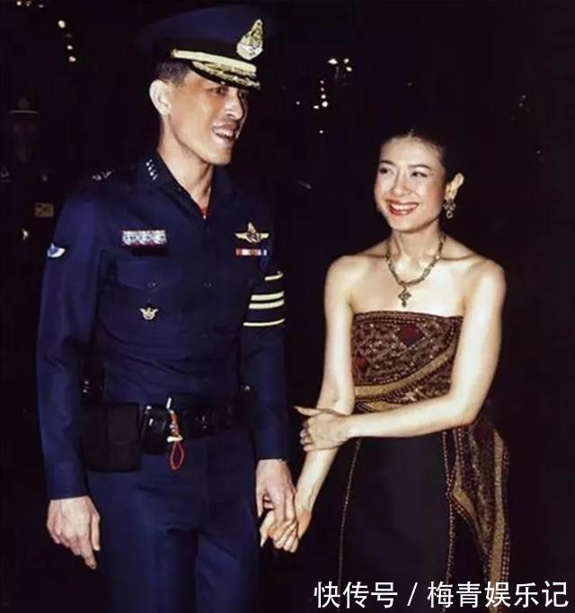 玛哈#同是签文件:苏提达跪地签,诗妮娜躲角落签,泰王却为西拉米铺纸