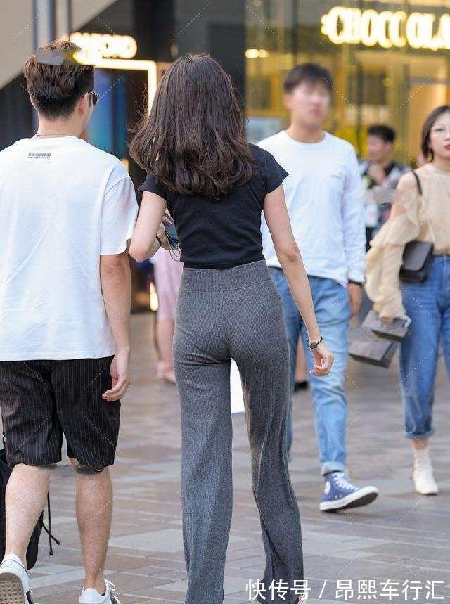 短袖 黑色束腰短袖搭配黑色单肩包,腰间褶皱处理,拉伸腰部的线条