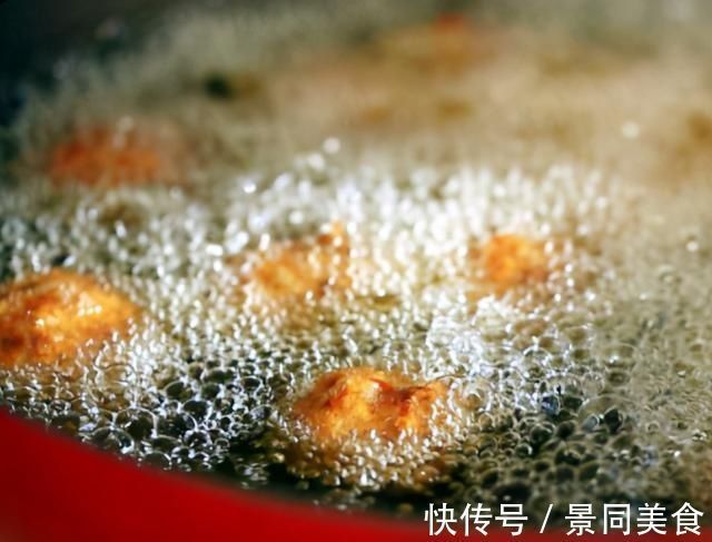 炸肉丸怎样做外酥里嫩？牢记“2放2不放”，肉丸香又脆，不发硬