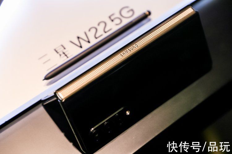 三星W22|“心系天下”三星W22 5G手机发布：IPX8防水折叠屏，附带S Pen