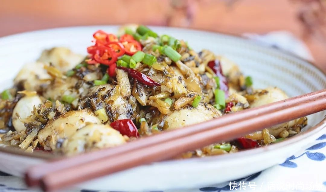 吸收食盐|炒菜太咸怎么办加糖加醋加味精都不对,简单一招比放水还简单