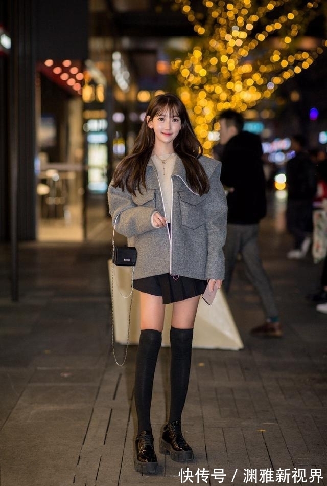 美女|美女穿白色连衣裙简洁舒适又美观,充满时尚气息