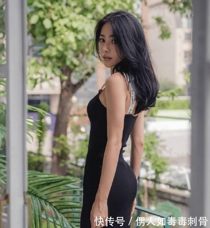 连衣裙 楼下的贵妇嫌天气太热,把连衣裙下摆都撕烂了,这样还能穿出门吗