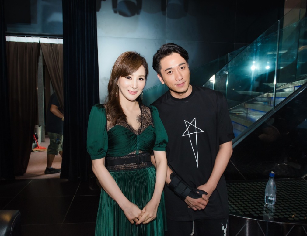 蕾丝|罗霖虽是“阿姨”的年龄,墨绿色连衣裙成熟优雅,气质不输小姑娘