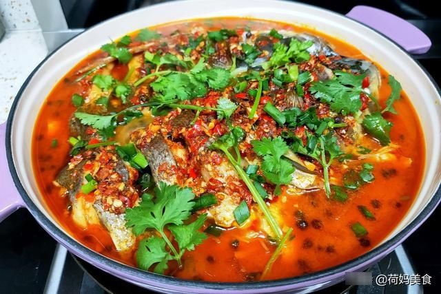 降温了，在家秘制一锅鱼头煲，鲜香入味又下饭，上桌夫妻俩抢着吃