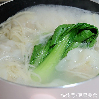 我家做骨汤馄饨面就用这个方法,解馋又营养