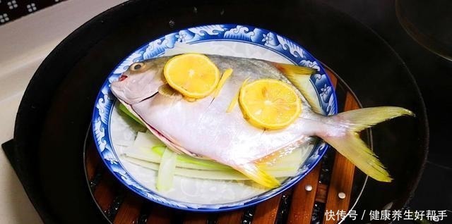 清蒸鱼|不管蒸啥鱼，别用料酒和醋去腥，教你一招，鱼肉香嫩，鲜美不腥气