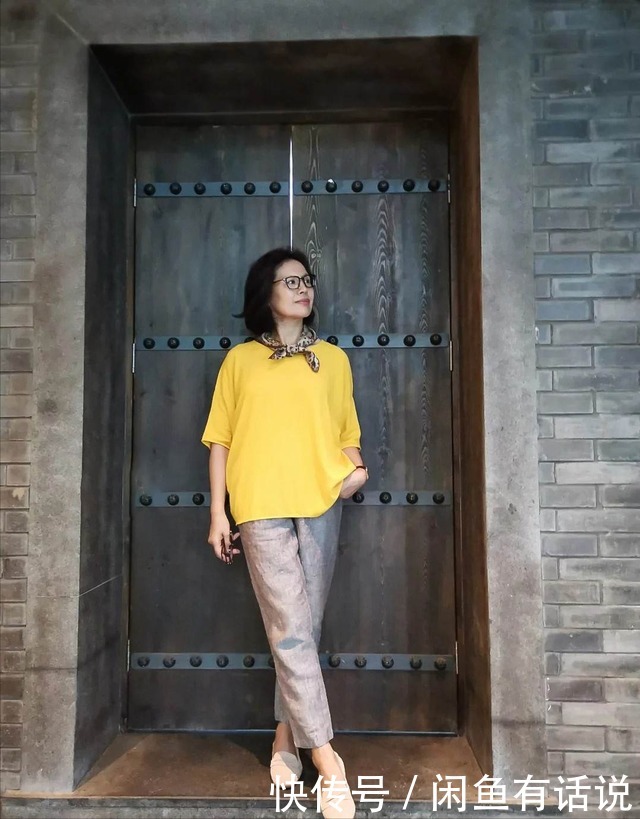 女人|女人上了年纪,出游时别穿得太花哨,试试这么搭,时髦高级更上照