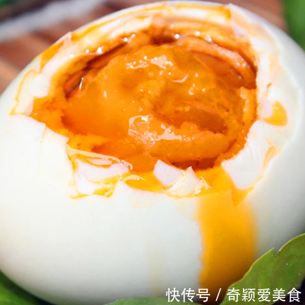 黄会|爱吃咸鸭蛋的要留意了,咸鸭蛋黄会“流油”,油到底从何而来