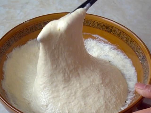不揉面也能烙饼,用筷子简单一搅,像面包一样松软,全程手不沾面