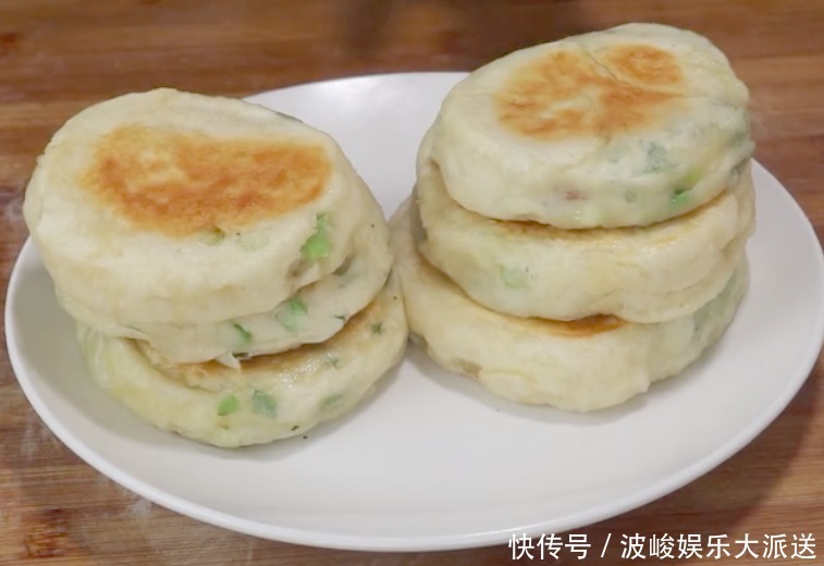 十足|早起花点时间做道葱花烙饼,做法简单,葱香十足,蓬松又暄软