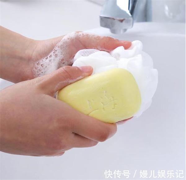 止痒|3块钱1个的硫磺皂,放在家里作用不少,你只会拿它搓背洗脸吗?