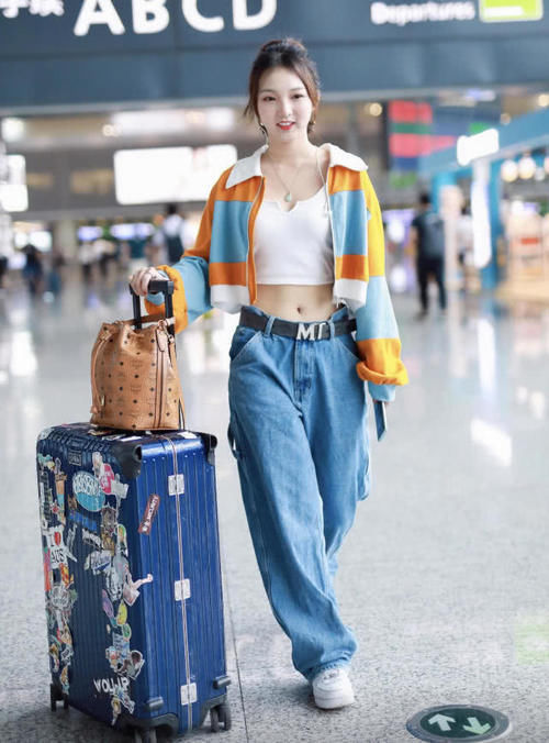 强东玥真是“元气少女”,白色露脐装配短款外套秀蛮腰,活力十足