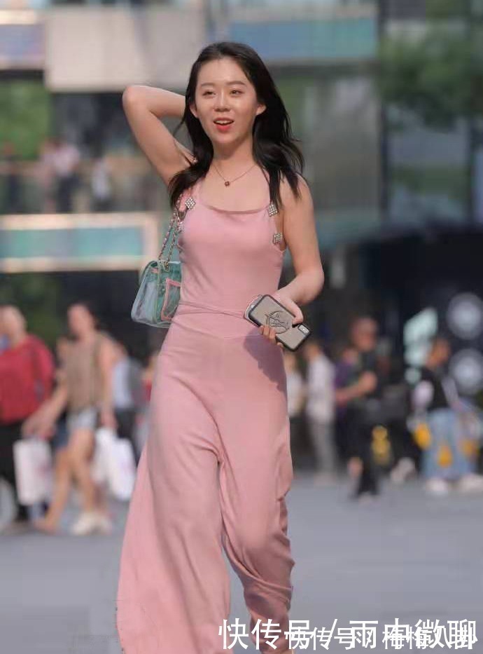 子女生 矮个子的连体裤穿搭示范,背部的设计十分吸睛,看起来俏皮又灵动