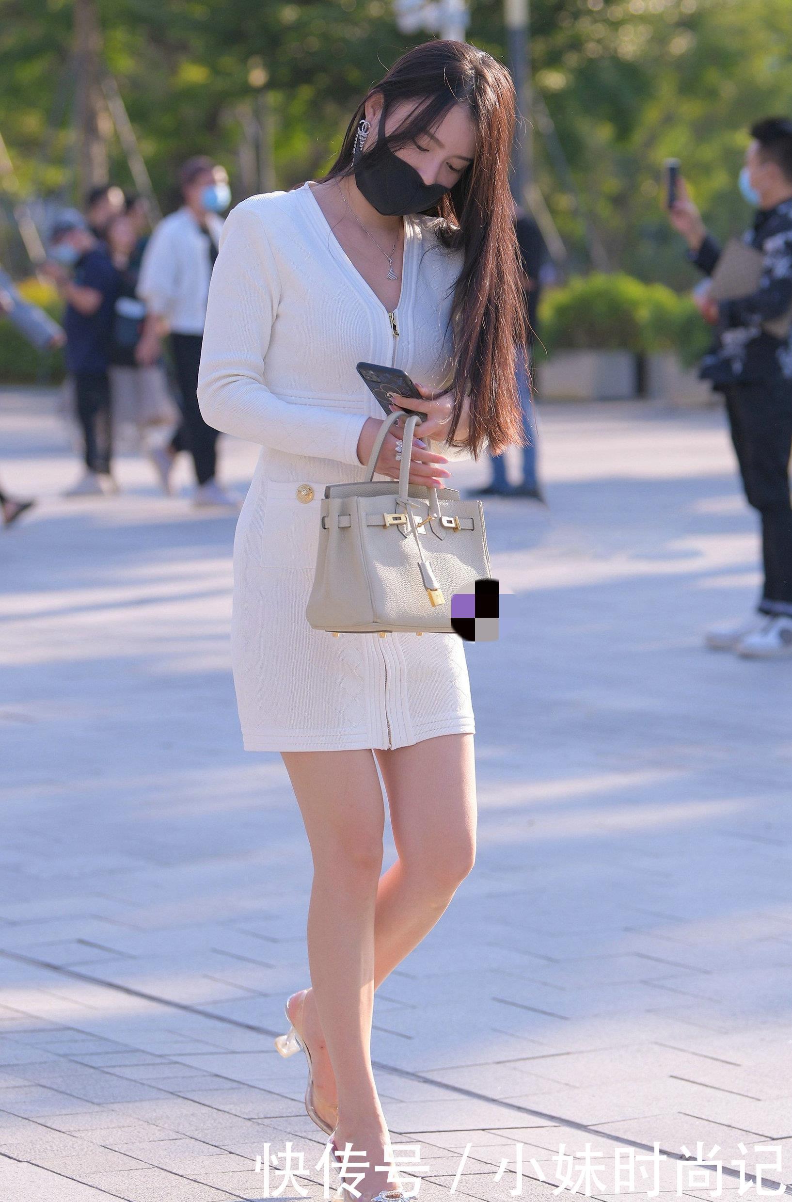 服装|时尚街拍:时尚又爱美的姑娘,穿着春天的服装,上演着春日浪漫