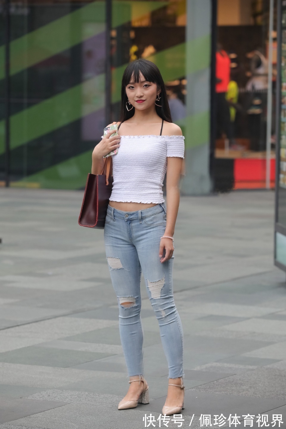 破洞 破洞牛仔裤穿搭简约又省心，配上一字肩，清爽靓丽又气质迷人