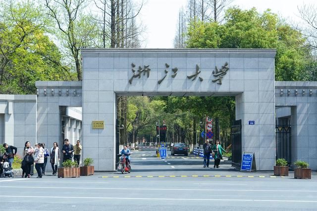 最新大学排名：哈工大进入十强榜，上交不敌浙大，清华同学很高兴