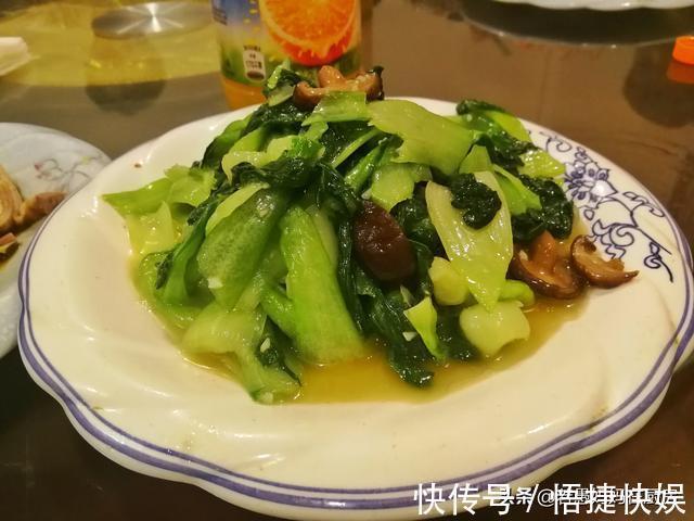 烙馍|8道凉菜,15道热菜,农家院的团圆饭总花费588元,网友说:太值了
