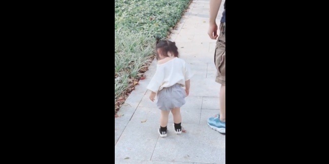 女儿|爸爸惹女儿生气了,女人不管多大都不好哄,简直比哄老婆还难