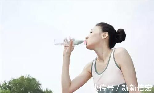 体重|喝水减肥法正确的喝水方法，一周让体重降2斤