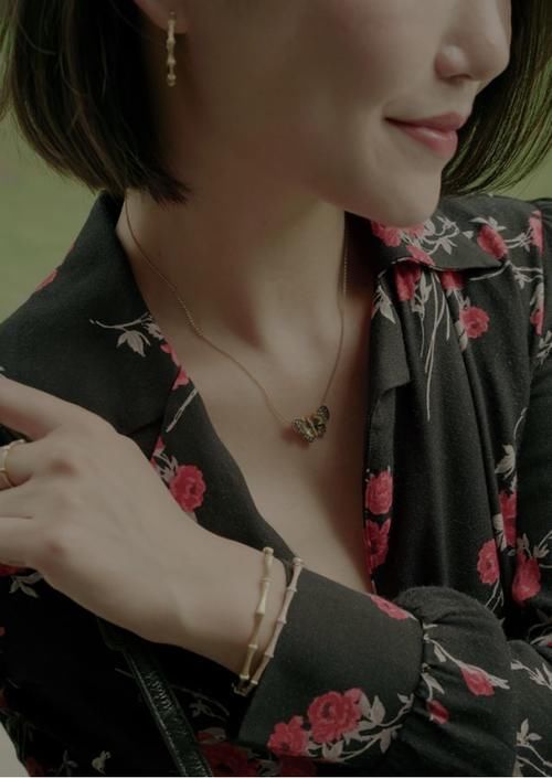 每个脸型都有适合的耳环类型，戴对款式提升气质，教你4种戴法