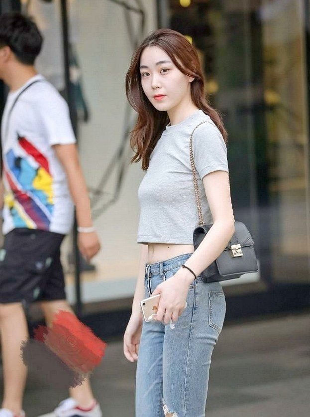 紧身上衣 美女膝盖的裤子都磨破了,搭配紧身上衣,尽显女性魅力