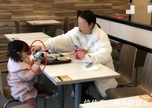 妈妈|俩母女服务区吃饭,妈妈的举动却令网友吐槽这孩子算是“废”了