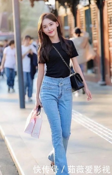 路人|路人街拍,黑色修身短T搭配高腰牛仔裤,满满的青春活力感