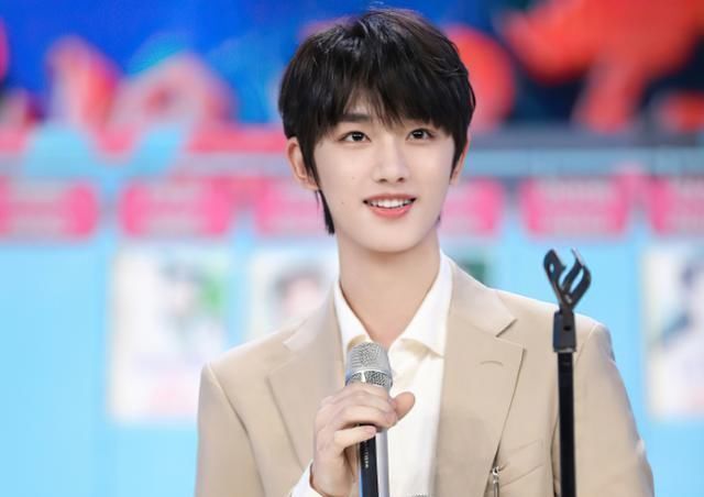 宋亚轩两次说错节目名称，惹导演组直接翻脸，还好刘耀文比较机智