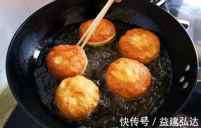 1碗面粉4个鸡蛋,不用烤箱,教你用平底锅做面包,比蛋糕还好吃