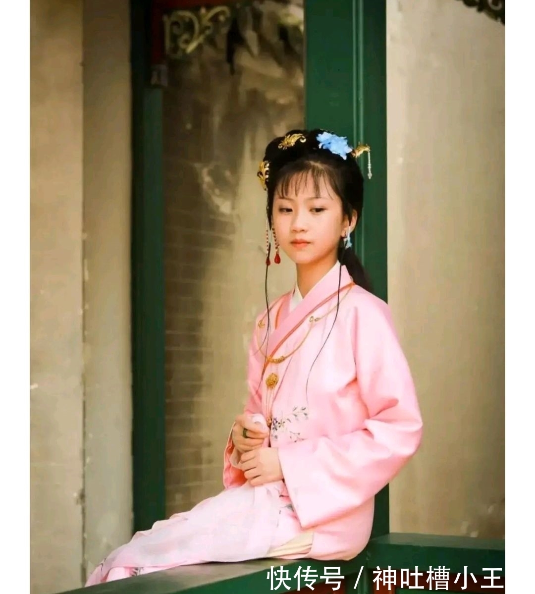 凤姐儿&贾母为薛宝钗过15岁生日，细节中，透露着二人冰冷的互不在意