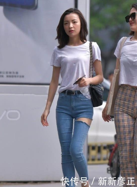 街拍街拍皎若秋月的美女，身穿吊带连衣裙，青春靓丽