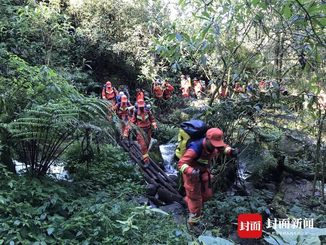 哀牢山|云南哀牢山遇难者遗体转运出山：当晚下了冰雹，救援队有人累倒山上