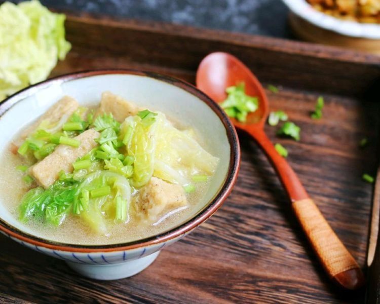 秋天多给家人这样吃白菜，不和面不擀面，清香柔软，汤也很鲜