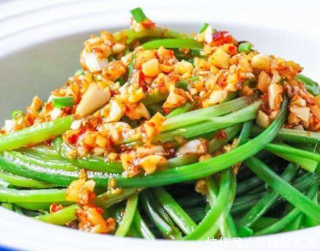 撕成条就上桌,口感清新爽口,过年宴客准备这凉拌菜,比拍黄瓜好