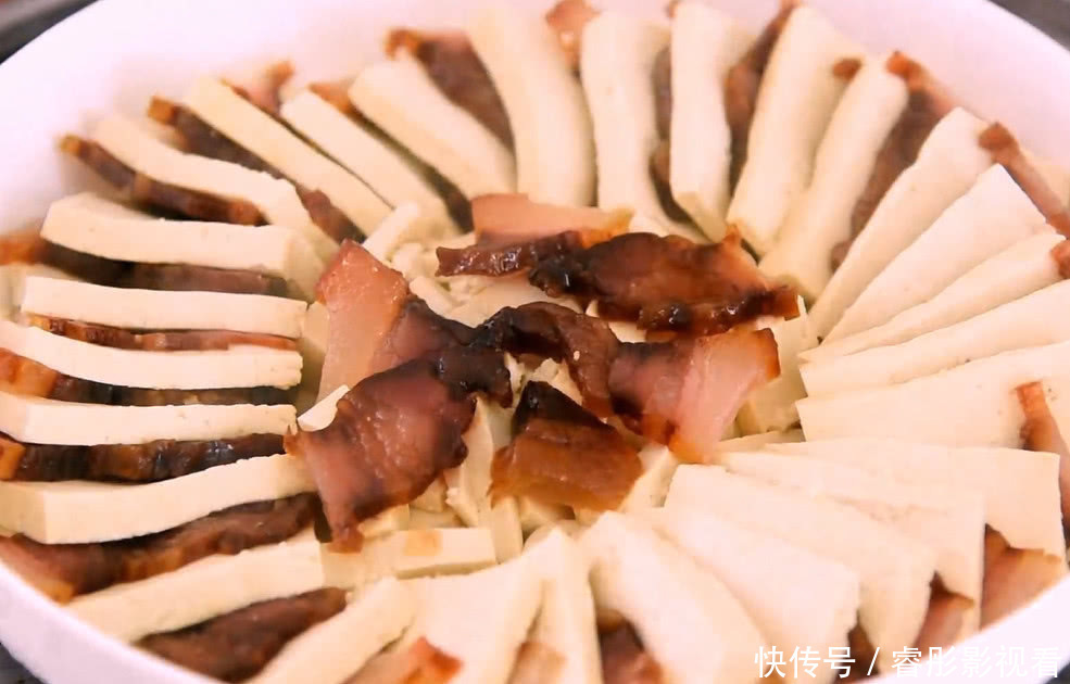 豆腐新吃法，豆腐的鲜嫩搭配着腊肉独有的香味，端上桌就吃完了