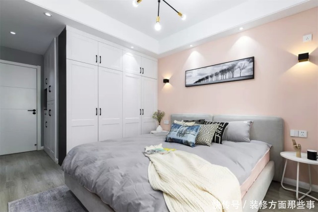 电视柜|87平现代风两居室,黑白灰加入粉色调的装饰这个沙发墙太浪漫了