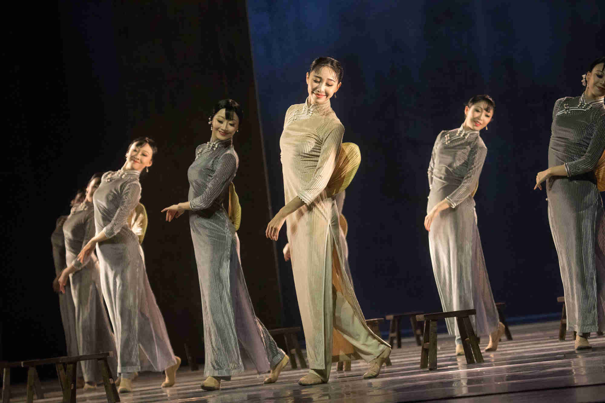 上海文广演艺集团|能不能让更多人愿为一场剧飞来上海看？《电波》《朱鹮》做了这件“敢为天下先”的事