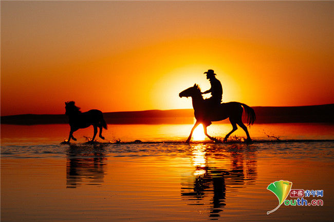 太阳落山|土耳其骑手落日余晖中策马奔腾 微波水面留下完美倒影