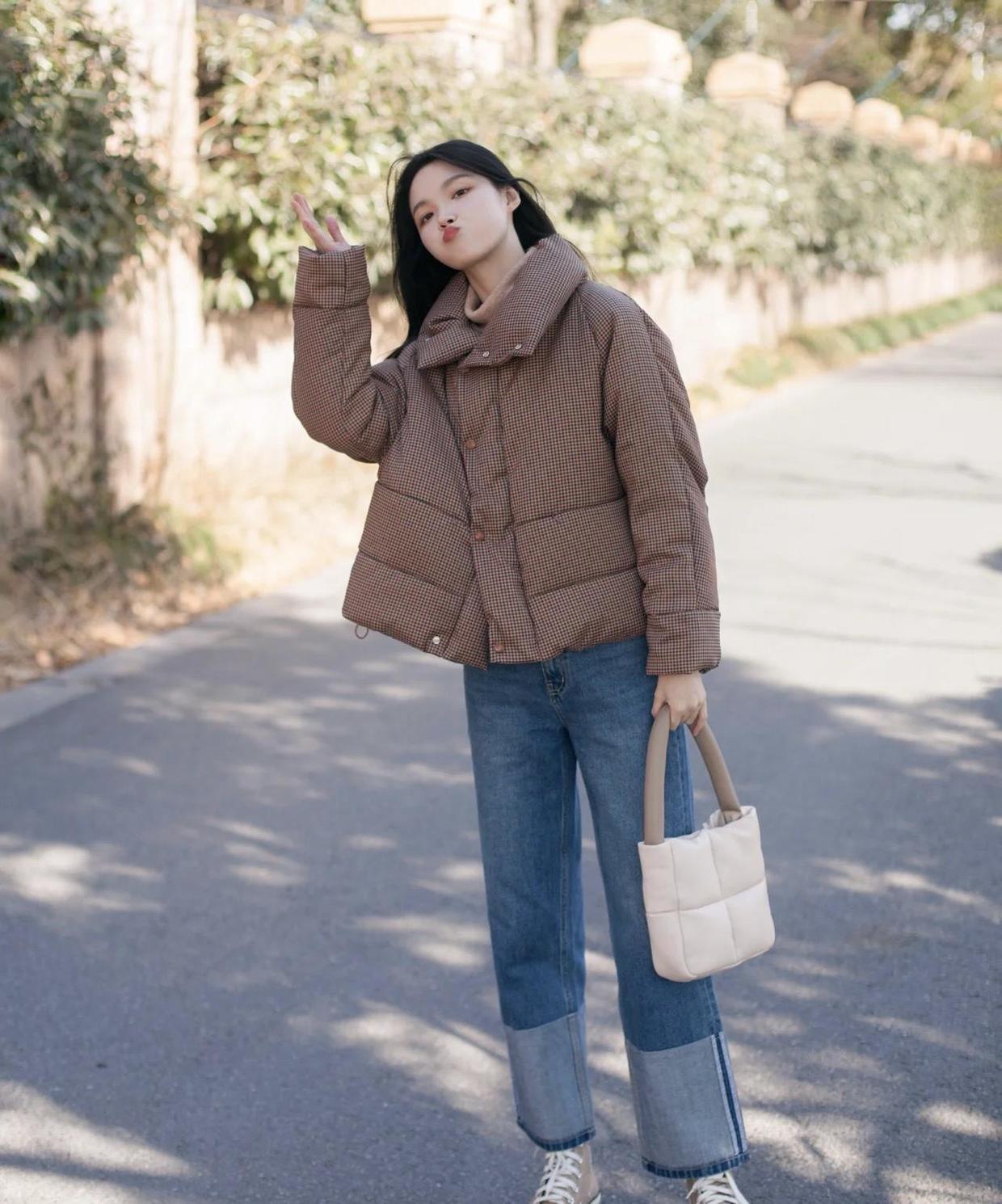 直筒|奔三奔四的女性如何选牛仔裤,掌握这几个搭配方法,洋气又减龄