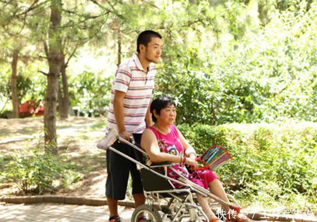 夫妇带8旬母亲徒步旅行，3个月跨4省走2000公里：完成她的梦想