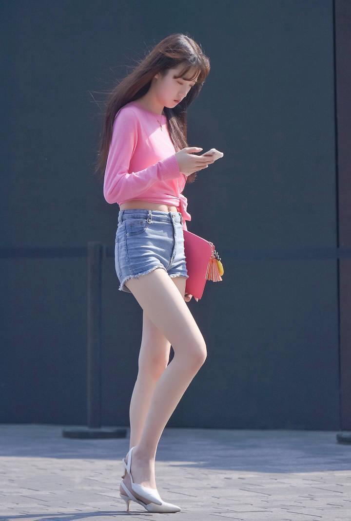 小姐姐|街拍:穿粉色上衣的小姐姐清纯可爱,长得好像初恋女友!